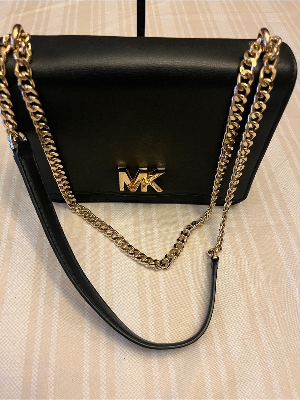 Michael Kors Black Leather Shoulder Bag with Gold Chain - Picture 2 of 10